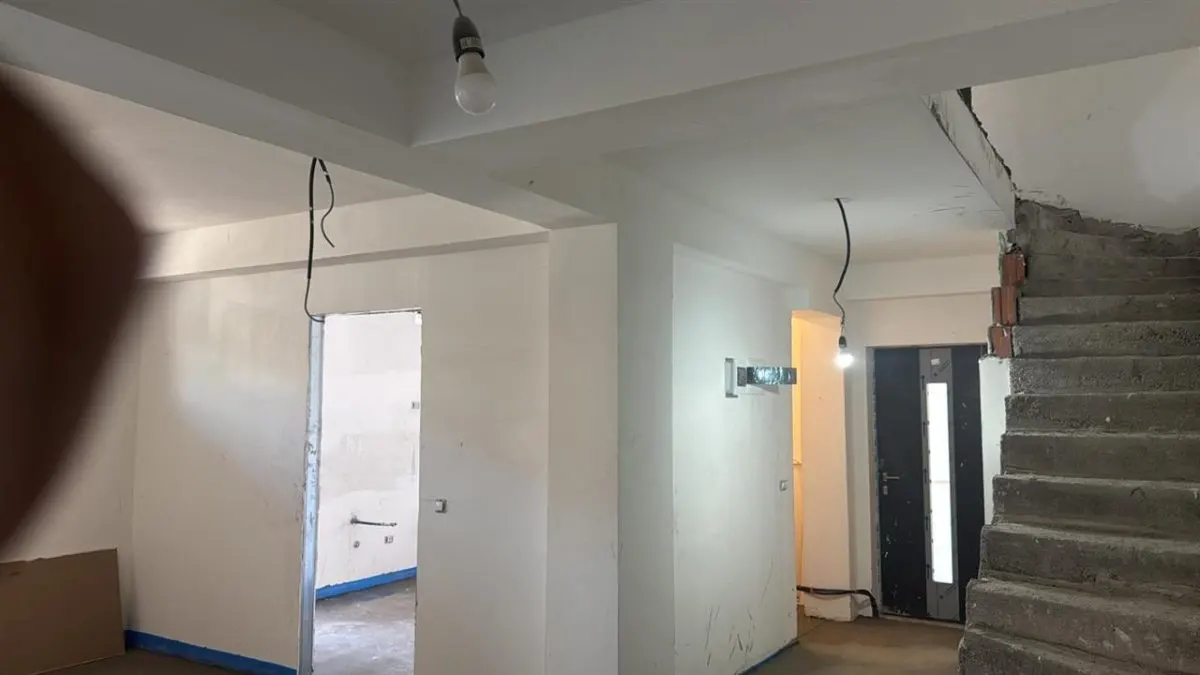 Jumatatea interioara  de duplex de vanzare la pret de apartament! - foto 11