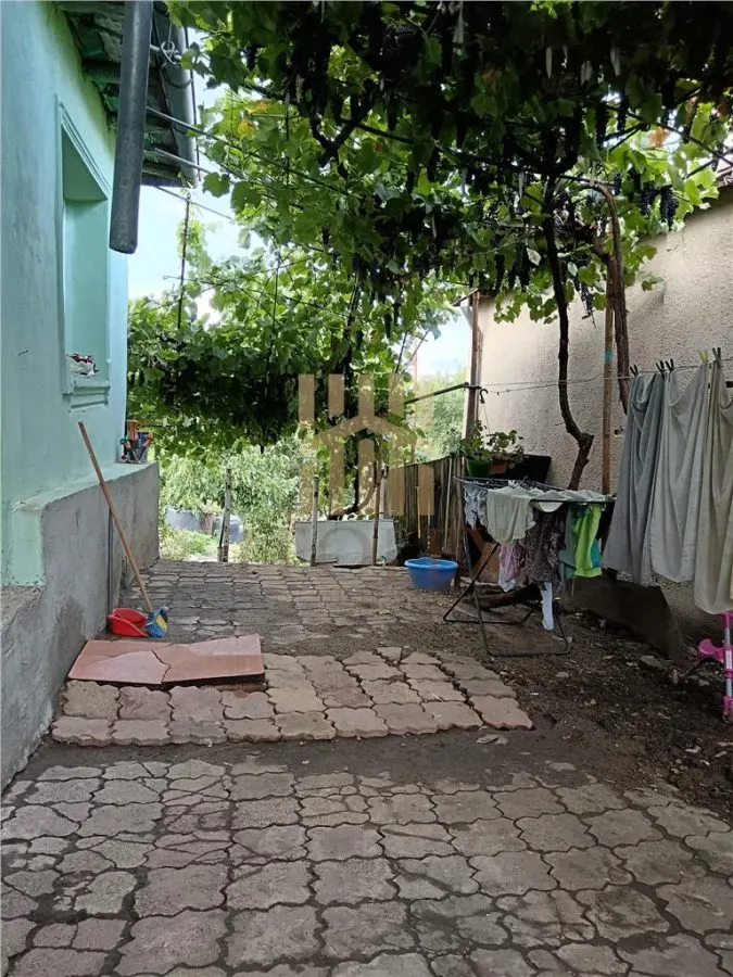 DE VANZARE CASA 3 CAMERE BARLAD - foto 1